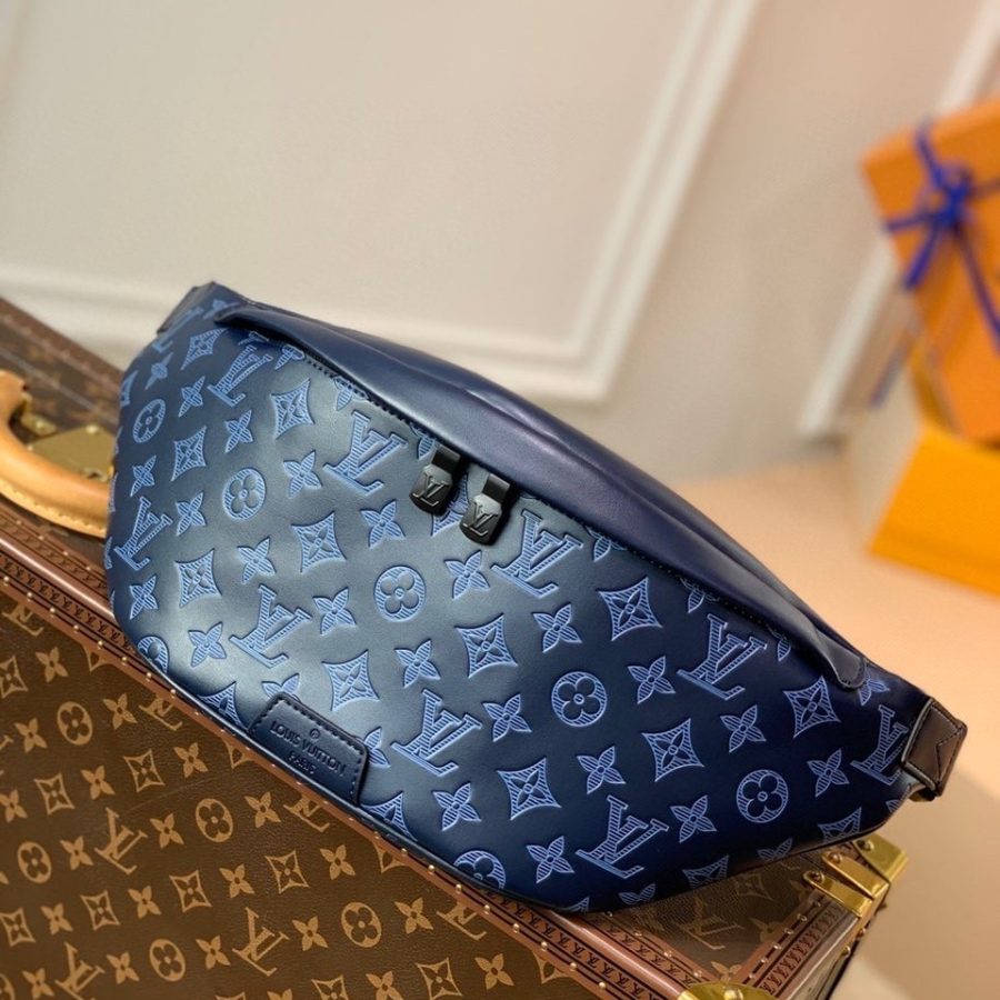 Louis Vuitton Discovery Bumbag PM Monogram Shadow Navy Blue For Men, Men's Belt Bags 17.3in/44cm LV M45729 - Crozus